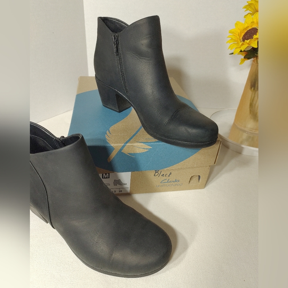 CLARKS Unstructured Lindel Ankle Boots - Picture 6 of 12